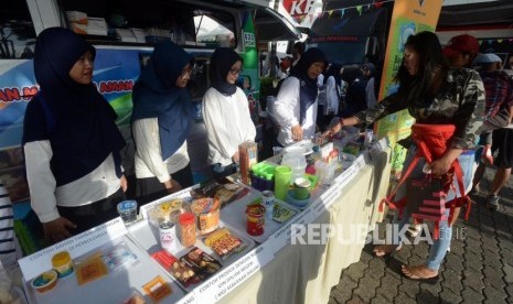 Petugas Badan Pengawasan Obat dan Makanan (BPOM) memperlihatkan produk yang telah memiliki nomor izin edar (ilustrasi)