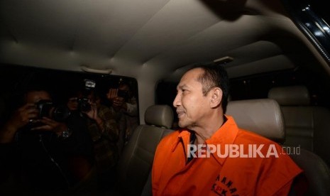 Ketua Majelis Hukum Pengadilan Jakarta Selatan, Iswahyu Widodo  mengenakan rompi orange di dalam mobil tahanan KPK, Jakarta, Kamis (29/11).