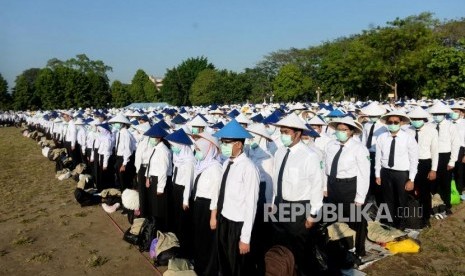 PPSMB 2019 UGM. Mahasiswa baru mengikuti Pelatihan Pembelajar Sukses bagi Mahasiswa Baru (PPSMB) 2019 UGM di  Lapangan Grha Sabha Pramana (GSP) UGM, Yogyakarta, Sabtu (2/8/2019).