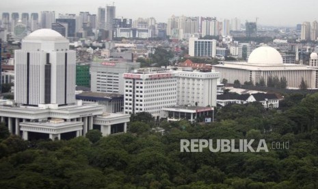 Suasana gedung perkantoran yang menyebabkan kurangnya ruang terbuka hijau atau daerah resapan air di Kawasan Jakarta, Senin (27/11).