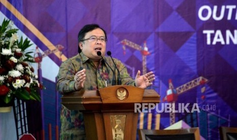 Outlok Pembangunan 2018. Kepala Bappenas Bambang Brodjonegoro memberikan paparan dalam acara Outlook Pembangunan 2018 di Jakarta, Senin (18/12).