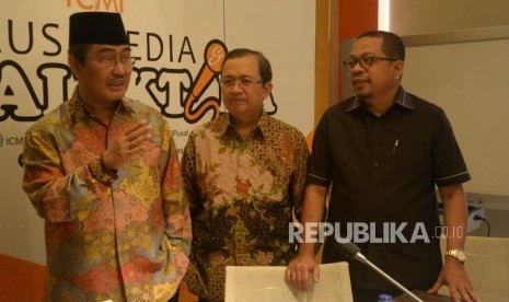 Ketua Umum ICMI Jimly Asshiddiqie (kiri) bersama Wakil Ketua Bidang Politik Dalam Negeri ICMI Priyo Budi Santoso (tengah) dan Direktur Eksekutif Indo Barometer Muhammad Qodari  sebelum diskusi 