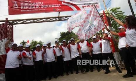 Direktur Utama PT Pupuk Indonesia Aas Asikin Idat (kanan) membuka jalan sehat seusai memimpin upacara bendera di Lapangan Aji Kuning, Pulau Sebatik, Kalimantan Utara, Jumat (17/8).