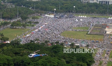  Helikopter kepolisian melakukan patroli saat reuni aksi 212 di Lapangan Monumen Nasional, Jakarta, Ahad, (2/12).