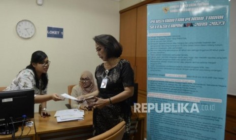 Ketua Panitia Seleksi Calon Pimpinan KPK, Yenti Garnasih (kanan) saat meninjau pelayanan pendaftaran calon pimpinan KPK di Gedung I Sekretariat Negara, Jakarta, Kamis (4/7).