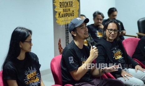 Salah seorang pemain Wingky Wiryawan menjelaskan perannya saat Kick-off Film Rocker Balik Kampung, di Gedung Creative Hub, Kota Bandung, Rabu (7/3).