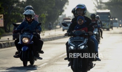 Pemudik sepeda motor melintasi Jalan Raya Pantura, Cirebon, Jawa Barat (ilustrasi)