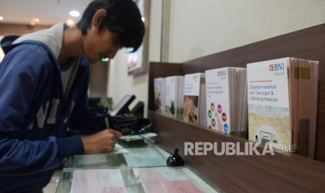 Nasabah melakukan transaksi  di kantor layanan BNI Syariah, Jakarta, Selasa (22/1).