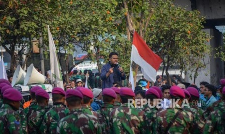 Massa Mahasiswa Seluruh Indonesia melakukan aksi damai di kawasan Gedung DPR RI Senayan, Jakarta, Selasa (1/10/2019).