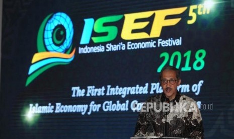 Deputi Gubernur Bank Indonesia (BI) Dody Budi Waluyo menyampaikan pidato pembukanya pada acara diskusi The 4th International Islamic Monetary Economic and Finance Conference (IIMEFC) 2018 pada rangkaian acara Indonesia Shari’a Economic Festival ke 5 (ISEF), di Surabaya, Kamis (13/12).