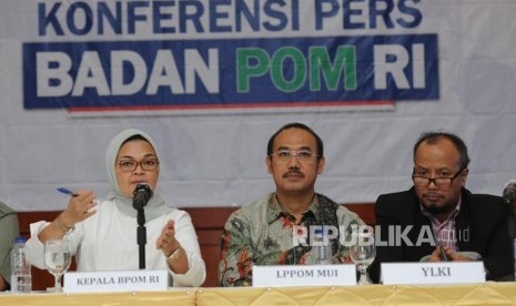 Kepala Badan POM RI Penny  K  Lukito, Direktir LPPOM MUI Lukmanul Hakim, Ketau pengurus harian YLKI Tulus Abadi (kiri ke kanan) memberikan  keterangan kepada media terkait produk yang mengandung DNA babi di kantor BPOM, Jakarta, Senin (5/2).