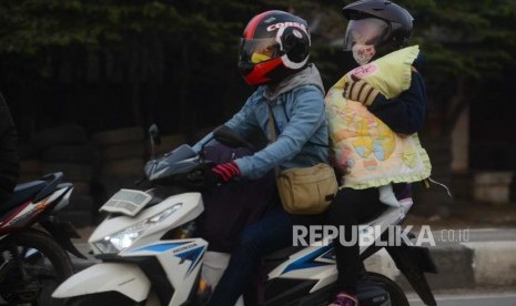 Pemudik kendaraan roda dua membawa anak saat melakukan perjalanan mudik (ilustrasi). Ada beberapa hal penting yang harus Anda perhatikan ketika membawa anak saat mudik.