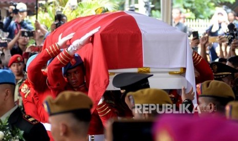 Personil TNI membawa peti jenazah almarhum Presiden ke-3 BJ Habibie saat upacara pelepasan militer di Patra Kuningan, Jakarta, Kamis (12/9).