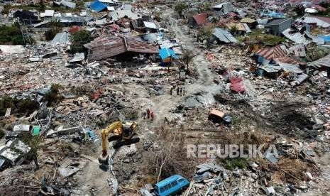 Tim SAR gabungan melakukan proses evakuasi korban di Petobo, Palu, Sulawesi Tengah, Ahad (7/10).