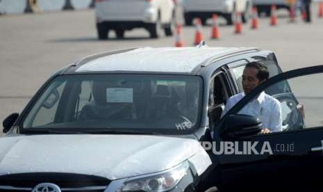 Presiden Joko Widodo menaiki mobil bermerek toyota usai acara 