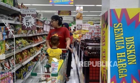 Calon pembeli saat berbelanja di Supermarket Giant (ilustrasi)