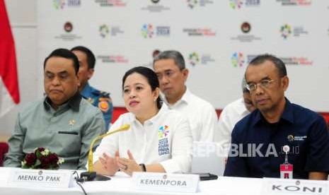 Menteri Koordinator Bidang Pembangunan Manusia dan Kebudayaan Puan Maharani (tengah) bersama Chief de Missions Asian Games 2018 yang juga Menteri Pendayagunaan Aparatur Negara dan Reformasi Birokrasi Syafruddin (kiri) dan Sekretaris Kementerian Pemuda dan Olahraga Gatot S. Dewa memberikan paparan saat konferensi pers di Jakarta, Senin (3/9).