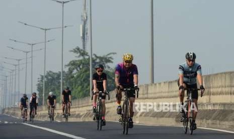 Warga bersepeda saat kegiatan Antasari Sky Sport di Jalan Layang Non Tol (JLNT) Antasari, Kebayoran Baru, Jakarta Selatan, Ahad (12/8).