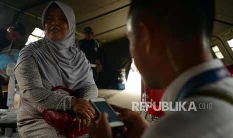 Sejumlah keluarga korban jatuhnya pesawat Lion Air JT610 diwawancarai saat menunggu kabar di Dermaga JICT 2 Pelabuhan Tanjung Priok, Jakarta, Selasa (30/10).