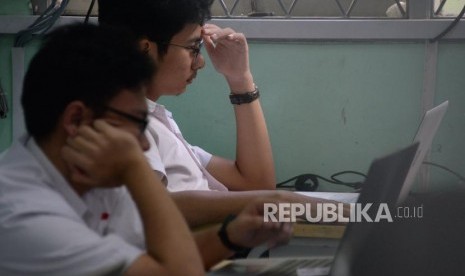 Sejumlah Siswa mengikuti Ujian Nasional Berbasis Komputer (UNBK) di Sekolah Menengah Atas Negeri (SMAN) 28 Jakarta, Senin (1/4).