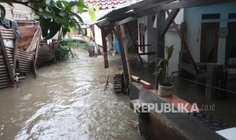 Kondisi tanggul Kali Pulo yang jebol di Jatipadang, Jakarta, Rabu (20/12).