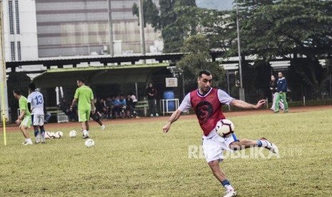 Penyerang Persib Bandung Artur Gevorkyan mengikuti sesi latihan di Sasana Olahraga Ganesha (Saraga) ITB, Kota Bandung, Jumat (19/4).