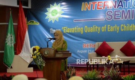 Ketua Pimpinan Pusat Aisyiyah Masyitoh Chusnan memberikan sambutan pada acara pembukaan seminar Internasional di kampus UHAMKA, Jakarta, Rabu (21/8).