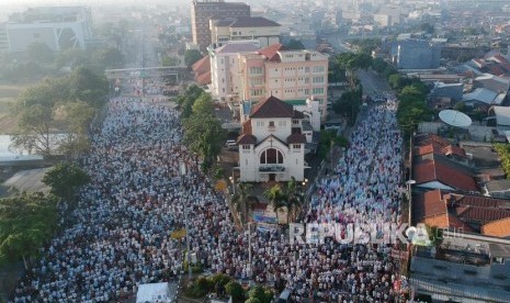 Sejumlah umat muslim saat melaksanakan ibadah Shalat Idul Fitri di Jatinegara, Jakarta, Rabu (5/6).