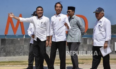 Presiden Joko Widodo (tengah) didampingi Direktur Utama Indonesia Tourism Development Corporation (ITDC) Abdulbar M. Mansoer (kedua kiri) beserta Menteri Pekerjaan Umum dan Perumahan Rakyat (PUPR) Basuki Hadimuljono (kanan) dan Gubernur NTB Zulkieflimansyah (kedua kanan) meninjau persiapan lokasi MotoGP Mandalika 2021 di the Mandalika, Praya, Lombok Tengah, NTB, Jumat (17/5/2019).