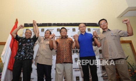 Bendahara Partai Keadilan Sejahtera Mahfudz Abudrahman, ketua umum Partai Gerindra Prabowo Subianto,Presiden PKS Mohamad Sohibul Iman, Sekjen PAN Eddy Soeparno, (dari kiri)  berfoto bersama melakukan pertemuan antara Partai PKS, Gerindra dan PAN di DPP PKS, Jakarta, Ahad (24/12).