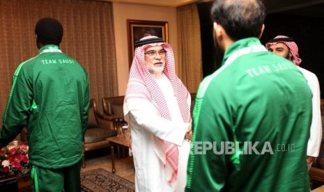 Duta Besar Arab Saudi untuk Indonesia Osama Mohammad Abdullah Al Shuaibi menyambut para atlet Asian Games dari Negara Arab Saudi saat tiba di Kediaman Duta Besar Arab Saudi, Jakarta, Selasa (13/2).