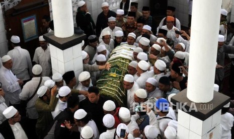 Ribuan umat muslim mengantar jenazah Habib Abdurahman bin Muhammad Bin Ali Habsyi di Masjid Jami Al-Riyadh, Senen, Jakarta, Selasa (16/1).