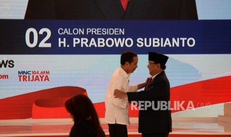 Capres No 01 Joko Widodo dan Capres No 02 Prabowo Subianto usai debat kedua calon presiden pemilu 2019, Jakarta, Ahad (17/2).