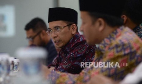 Tokoh Nasional yang juga Gubernur NTB Muhammad Zainul Majdi atau Tuan Guru Bajang (TGB) menyampikan paparannya saat berkunjung ke Kantor Republika, Jakarta, Selasa (17/7).