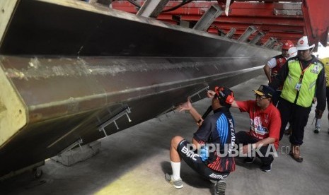 Minister Budi Karya Sumadi (second left) visits the factory of LRT concrete manufacture in Jakarta, Sunday (April 29).