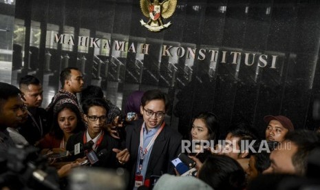 Zico Leonard (tengah) menjawab pertanyaan wartawan usai sidang di Gedung Mahkamah Konstitusi, Jakarta, Senin (30/9).