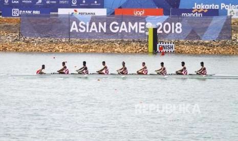 Tambahan Emas Dari Dayung. Atlet Dayung Putra Indonesia  bertanding pada cabang Dayung nomor kelas ringan delapan putra Asian Games 2018 di Komplek Olahraga Jakabaring, Palembang, Jumat (24/8).