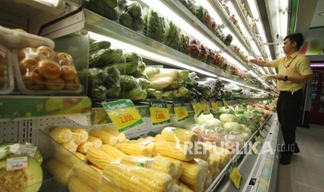 Seorang petugas memeriksa barang-barang berupa sayuran, buah-buahan dan makanan olahan di sebuah supermarket di Kota Bandung, Rabu (20/12).