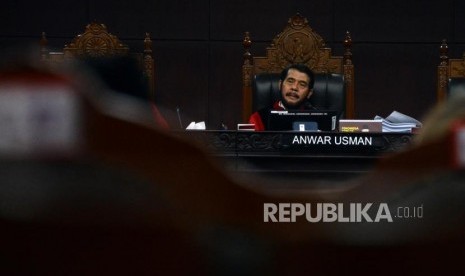 Ketua Mahkamah Konstitusi Anwar Usman saat memimpin sidang perdana Perselisihan Hasil Pemilihan Umum (PHPU) Pemilihan Presiden (Pilpres) 2019 di Gedung Mahkamah Konstitusi, Jakarta, Jumat (14/6).