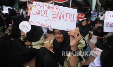 Hari Santri.  Santriwati  membawa poster dalam apel Hari Santri  dalam Rangka Hari Santri Nasional 2017 di  Tugu Proklamasi, Jakarta, Minggu (22/10).