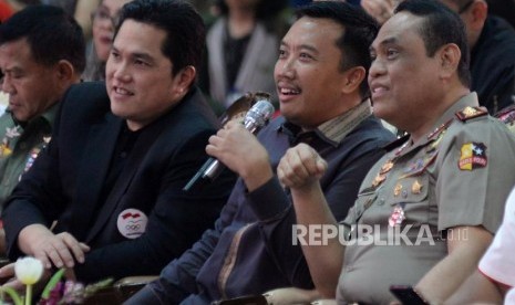 Chief de Mission (CdM) Asian Games 2018 Komjen Syafruddin (kanan) bersama Menpora Imam Nahrawi (tengah) dan Ketua Pelaksana INASGOC Erick Thohir mencoba fasilitaas teleconference saat peresmian Gedung Sekretariat Chief de Mission (CdM) Tim Indonensia Asian Games 2018, di Komplek STIK, Kebayoran Baru, Jakarta, Jumat (26/1).