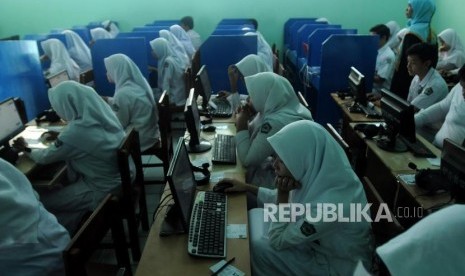 Sejumlah pelajar saat melaksanakan Ujian Nasional Berbasis Komputer (UNBK) di Madrasah Aliyah Negeri 1 Bekasi, Jawa Barat, Senin (9/2).