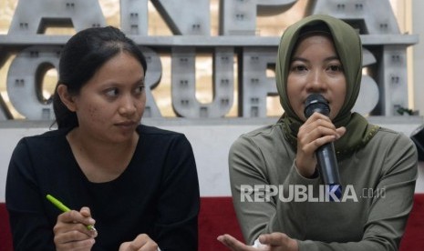 Peneliti ICW Almas Sjafrina (kanan) bersama Siti Juliantari dan memberikan keterangan terkait catatan akhir tahun ICW di Jakarta, Rabu(27/12).