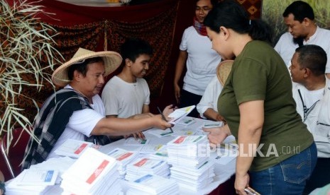 Petugas menyerahkan surat suara 