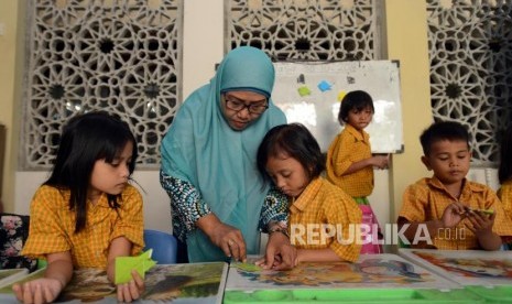 Sejumlah murid PAUD Tunas Bina saat melaksanakan kegiatan belajar mengajar di Masjid Al-Ikhlas, Tamansari, Jakarta Barat (ilustrasi)