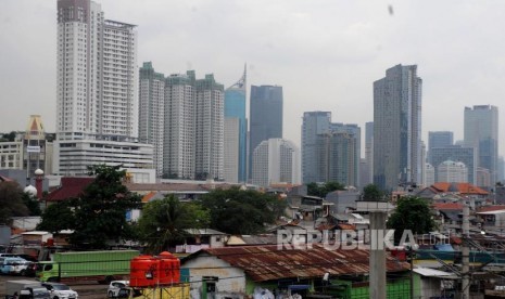 Tata Ruang Kota Jakarta. Suasana pemukiman penduduk dan gedung bertingkat terlihat dari kawasan Tanah Abang, Jakarta Pusat, Rabu (8/11). Pengamat Pekotaan Universitas Trisakti, Nirwono Joga, menyatakan lebih dari 80 persen tata ruang di Jakarta menyalahi peruntukan yang menyebabkan sejumlah wilayah kerap dilanda banjir