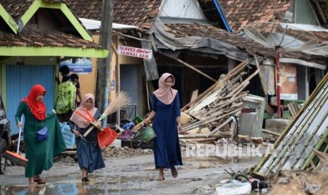 Suasana dampak kerusakan pasca bencana Tsunami di Kawasan Sumur, Pandeglang, Banten, Selasa (25/12).