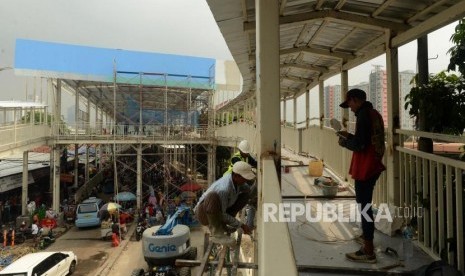 Pekerja saat menyelesaikan pembangunan jembatan multiguna atau skybridge di kawasan Tanah Abang, Jakarta Pusat, Rabu (7/11).