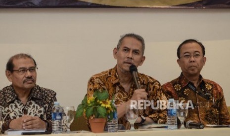 Konferensi Pers Pencapaian BPKH. Anggota Dewan Pengawas Akhyar Adnan (kiri), Kepala Badan Pelaksana Anggito Abimanyu (tengah) dan Anggota Badan Pelaksana Acep R. Jayaprawira  (kanan)  saat konferensi pencapaian Badan Pengelola Keuangan Haji (BPKH) di Jakarta Pusat, Rabu (19/6).