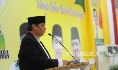 Istighosah Golkar.  Ketua Umum Partai Golong Karya Airlangga Hartarto memberikan sambutan dalam istighosah di DPP Partai Golkar, Jakrta, Rabu (28/2).